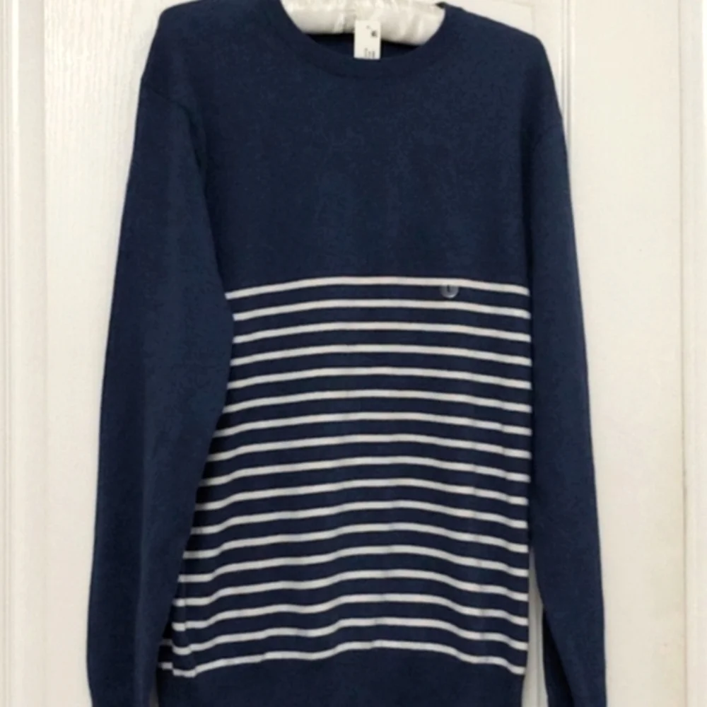 Crown & Ivy Blue Cashmere Blend Crewneck Sweater. Size Large. NWT $65